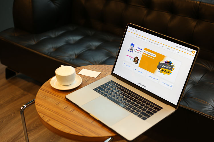 موکاپ لپ تاپ روی میز عسلی به همراه فنجان قهوه